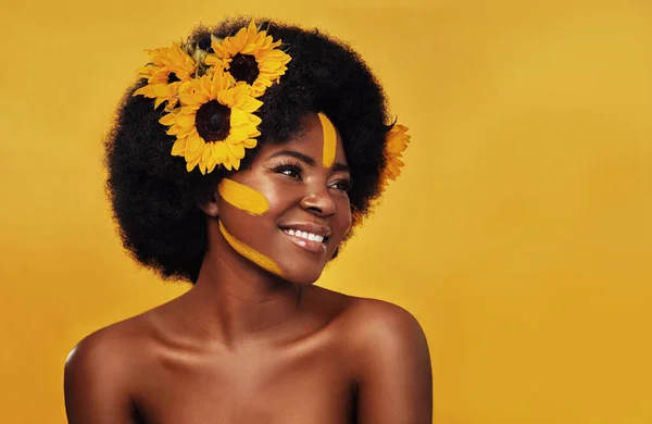 Flowers Melanin Well Together Studio Shot Beautiful Young Woman Smiling — Stockfoto
