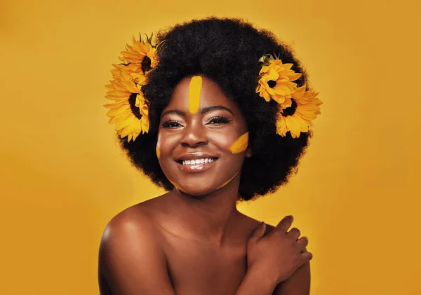 Sunflowers Speak Best Studio Portrait Beautiful Young Woman Smiling While — 스톡 사진