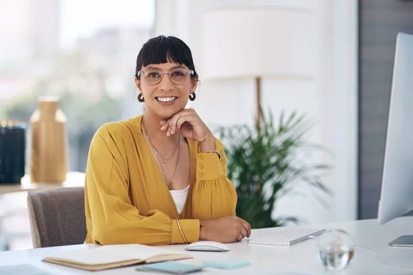Accomplishing Goals One Time Cropped Portrait Attractive Young Businesswoman Sitting — Foto de Stock