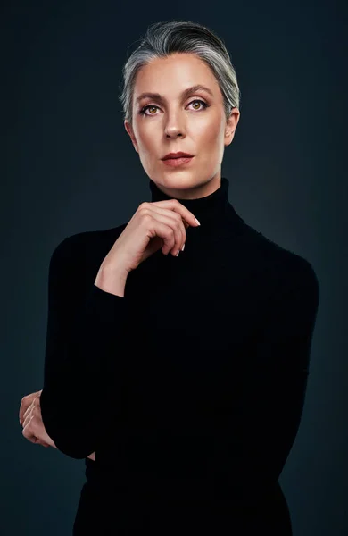 Anything Black Staple Wardrobe Studio Portrait Beautiful Mature Woman Posing — Foto de Stock