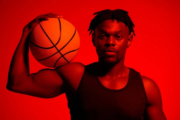 Приведи Себя Порядок Красный Отфильтрованный Снимок Молодого Спортсмена Позирующего Баскетболом — стоковое фото