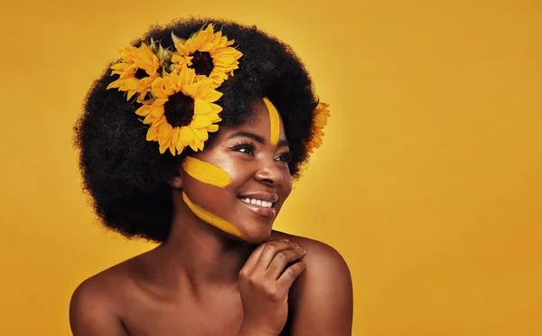 She Makes Sunflowers Look Even More Aesthetic Studio Shot Beautiful — 스톡 사진