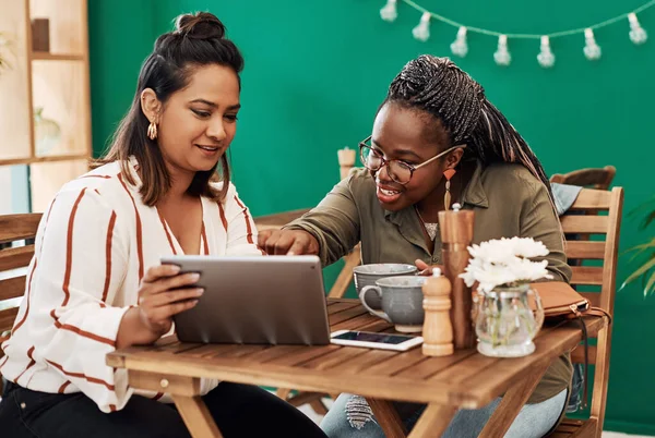 Who Two Young Women Using Digital Tablet Together Cafe — Fotografia de Stock