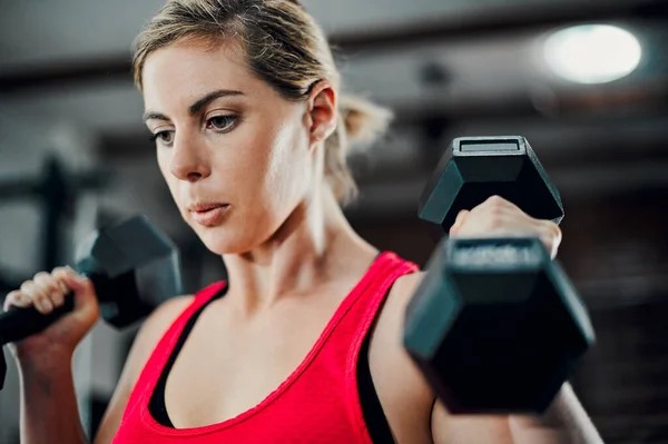 Strengthening Her Arms Attractive Young Female Athlete Working Out Dumbbells — ストック写真