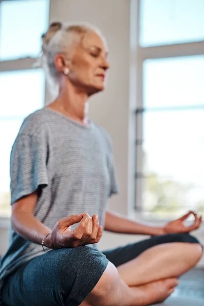 Distractions All Cheerful Mature Woman Practicing Yoga While Meditating Studio — Stockfoto