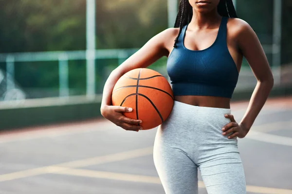 Belong Court Unrecognizable Sportswoman Standing Court Alone Holding Basketball Day — Stockfoto