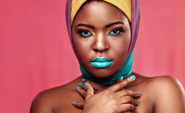 Look Colour Studio Portrait Beautiful Young Woman Wearing Head Wrap — Stockfoto