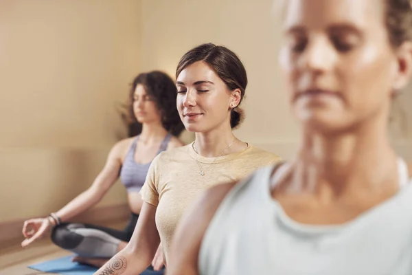 Yoga Meditation Goes Mat Young Group Women Sitting Together Meditating — ストック写真