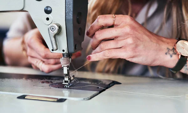 Sewing Machine Best Friend Young Fashion Designer Using Sewing Machine — Stockfoto