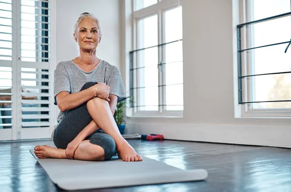 Time Get Yoga Portrait Cheerful Mature Woman Practicing Yoga Studio — Fotografia de Stock