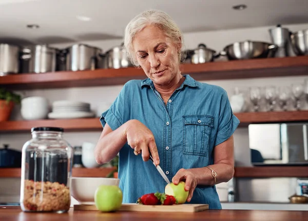 Days She Only Eats Healthy Attractive Senior Woman Chopping Apples — kuvapankkivalokuva