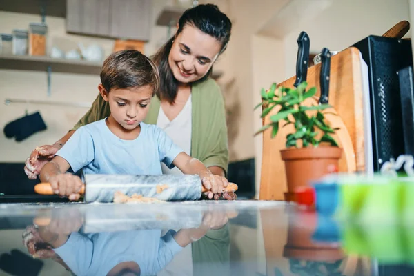 Let Fun Family Times Roll Adorable Little Boy Baking His — Stockfoto
