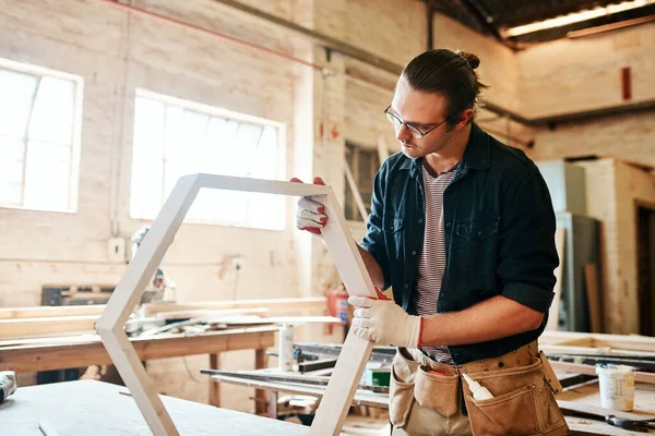 Just Making Sure Everything Fits Perfectly Handsome Young Carpenter Working — Stock Photo, Image