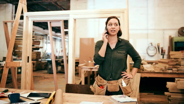 You Know Who Call Quality Woodwork Female Carpenter Talking Her — Stock Photo, Image