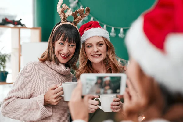 How Lucky Have Them Three Attractive Woman Taking Christmas Pictures — Stok fotoğraf