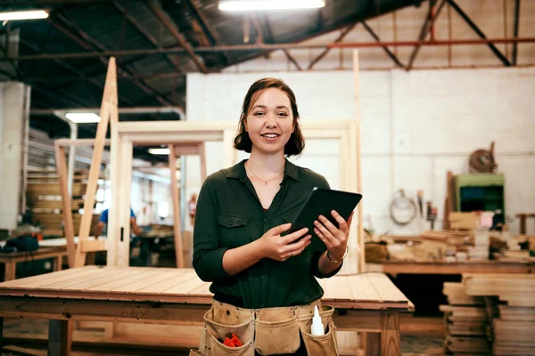 Advertise Every Piece Finish Online Female Carpenter Using Digital Tablet — 스톡 사진