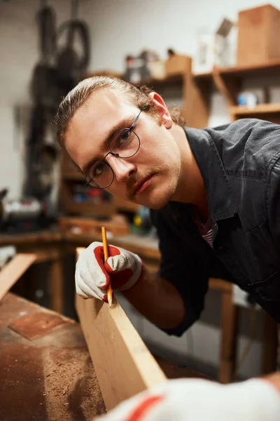 Cant You See Busy Portrait Focused Young Carpenter Doing Measurements — Stock fotografie