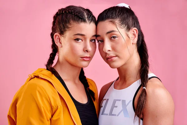 Удвой Жестокость Студийный Портрет Двух Спортивных Молодых Женщин Стоящих Вместе — стоковое фото
