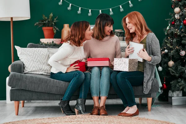 Friends Sisters Three Attractive Woman Exchanging Christmas Gifts Sofa Home — Stok fotoğraf
