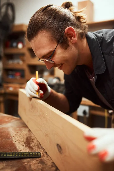 Making Mark Focused Young Carpenter Doing Measurements Piece Wood Workshop — Photo