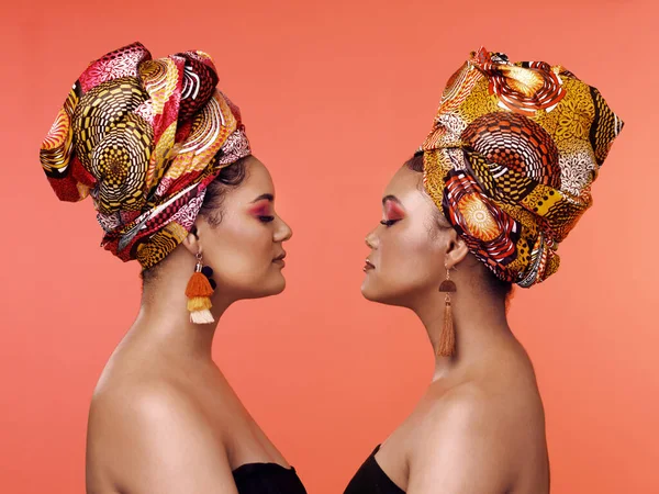 African Queens Studio Shot Two Attractive Young Women Wearing Traditional — Zdjęcie stockowe