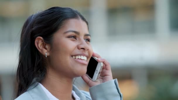 Happy Businesswoman Talking Phone Call Outdoors City Beautiful Female Smiling — Vídeo de stock
