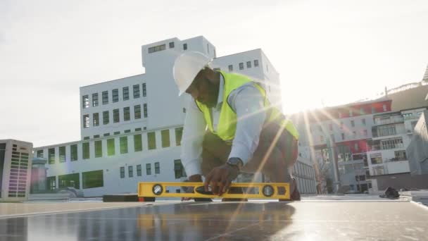 Солнечный Энергетик Устанавливает Ремонтирует Проверяет Панели Крыше Здания Получения Экологически — стоковое видео