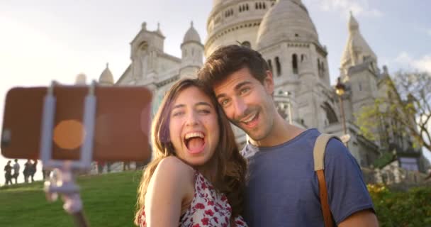 Traveling Couple Taking Loving Selfie Abroad Having Fun Tourist Attractions — Vídeos de Stock