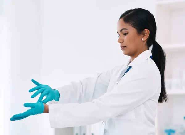 Think Done Now Attractive Young Female Scientist Taking Her Gloves — Stockfoto