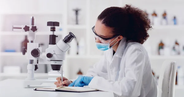 Contributing Sciences Young Scientist Writing Notes While Using Microscope Lab — Foto Stock