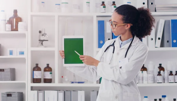 Take Note Young Doctor Holding Digital Tablet Green Screen Lab — 스톡 사진