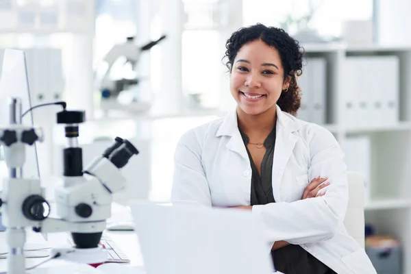 Love What Portrait Female Scientist Sitting Her Arms Crossed Her — Stockfoto