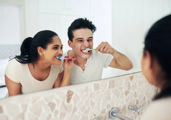 Cant Wait Kiss Young Couple Brushing Teeth Together — Stok fotoğraf