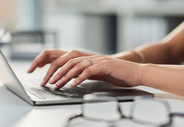 Typing Storm Unrecognizable Businesswoman Working Laptop Her Office — Stock fotografie