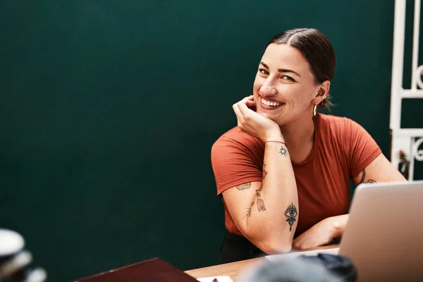 Love What Attractive Young Businesswoman Sitting Alone Her Desk Her —  Fotos de Stock