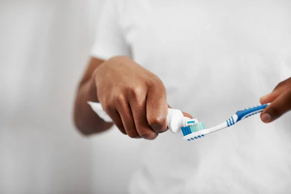 Right Toothpaste Matters Unrecognizable Man Putting Toothpaste His Toothbrush — Stock Photo, Image
