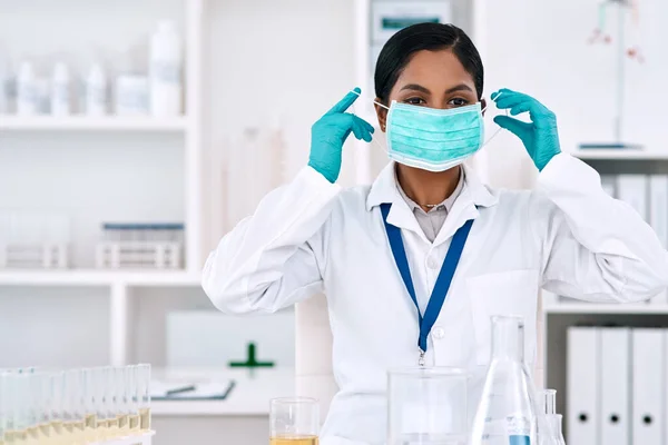 Safety Every Scientists Priority Attractive Young Female Scientist Putting Mask — Stockfoto