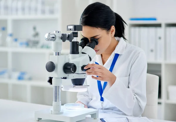 Medical Research Done Right Young Scientist Using Microscope Laboratory — Zdjęcie stockowe