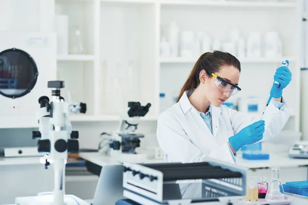 Doing What She Does Best Focused Young Female Scientist Wearing — Zdjęcie stockowe