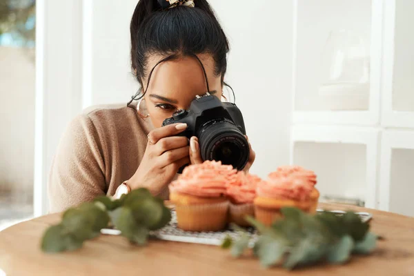 Going Look Good Blog Attractive Young Businesswoman Using Her Camera — Stock Fotó