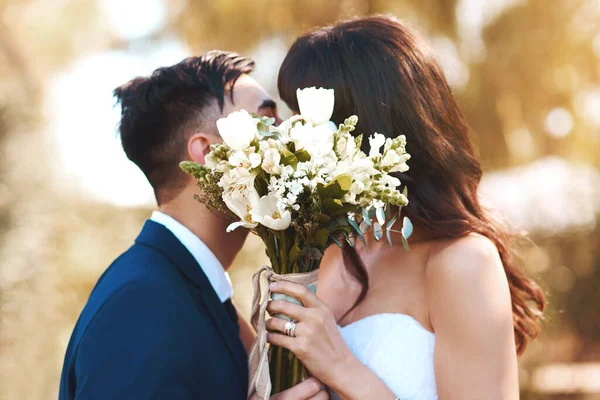 Were Ready Honeymoon Now Bride Groom Covering Faces Bouquet While — Foto Stock