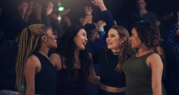 Потрясающий Год Группа Девушек Танцующих Вместе Ночном Клубе — стоковое фото