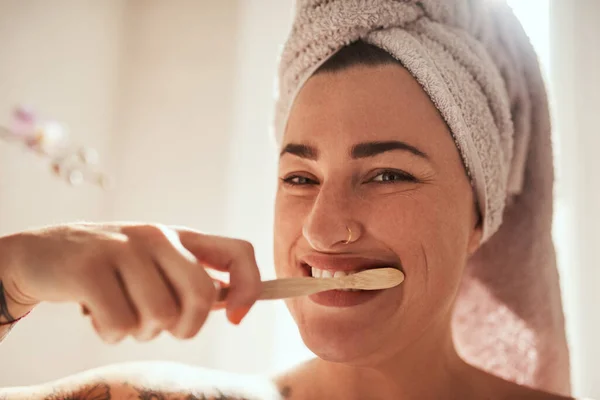 Healthy Teeth Coming Right Attractive Young Woman Brushing Her Teeth — 스톡 사진