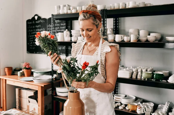Decorating Studio Attractive Mature Woman Standing Alone Putting Flowers Handmade — Foto de Stock