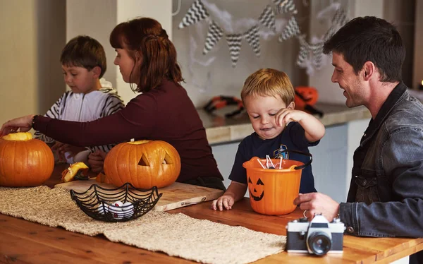 Candy Keeps Monsters Away Halloween Adorable Young Family Carving Out — 图库照片