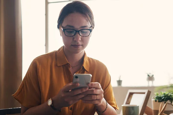 Focus Discipline Gets Done Young Woman Using Smartphone While Working — Stok fotoğraf