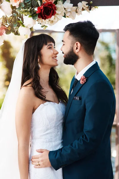 Youre Missing Rib Affectionate Young Newlywed Couple Smiling Each Other — Fotografia de Stock