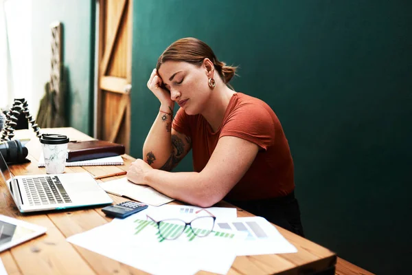 Tired Attractive Young Businesswoman Sitting Alone Her Desk Suffering Headache — Zdjęcie stockowe