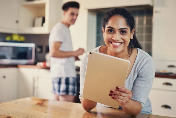 Theres Always Much Catch Morning Young Woman Using Digital Tablet — Fotografia de Stock