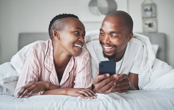 Knew Youd Appreciate Happy Young Couple Using Smartphone Together Bedroom — Fotografia de Stock